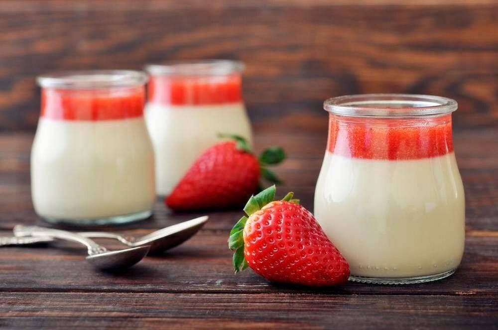 Tolles Rezept für Panna Cotta mit Erdbeerpüree: Der Klassiker aus ...