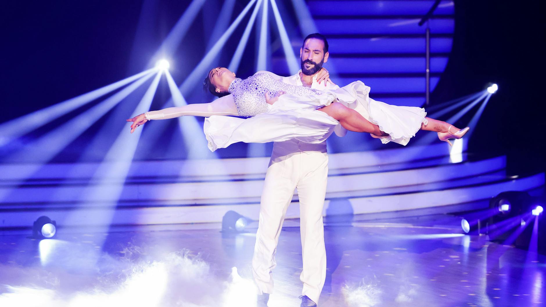 Amira Pocher mit ihrem Tanzpartner Massimo Sinató bei „Let's Dance“.