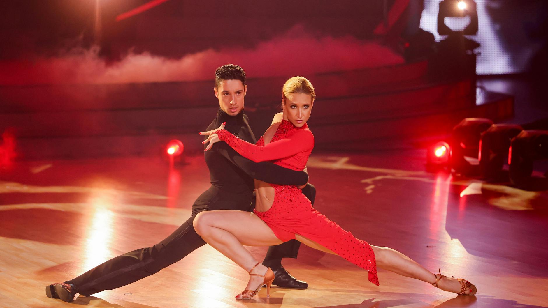 Tanzen zusammen bei „Let's Dance“: René Casselly und Kathrin Menzinger.
