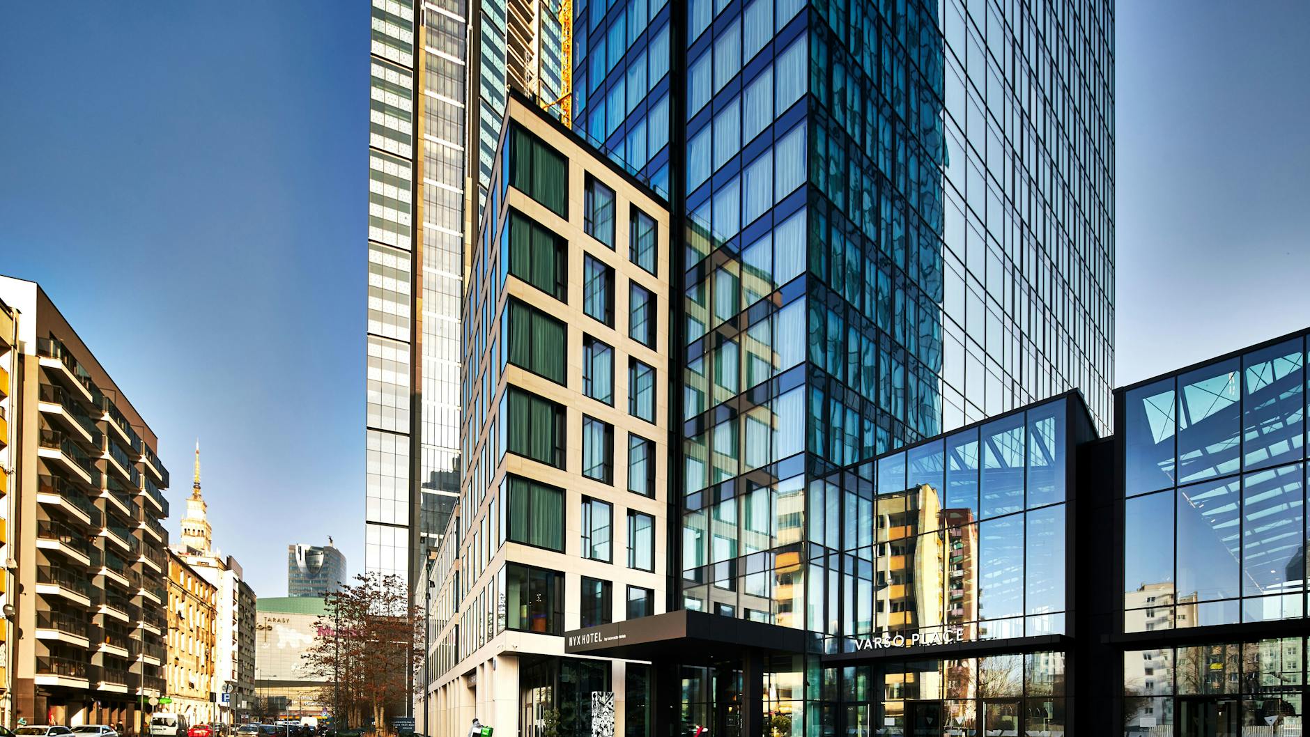 Ein neuer Glastower in Warschau. Und darin? Das NYX Hotel Warsaw.