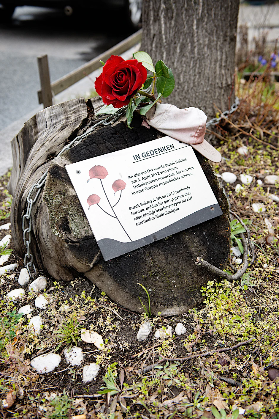 Die Skulptur erinnert an den ermordeten Burak Bektaş. Dort findet am Sonntag eine Gedenkveranstaltung statt.