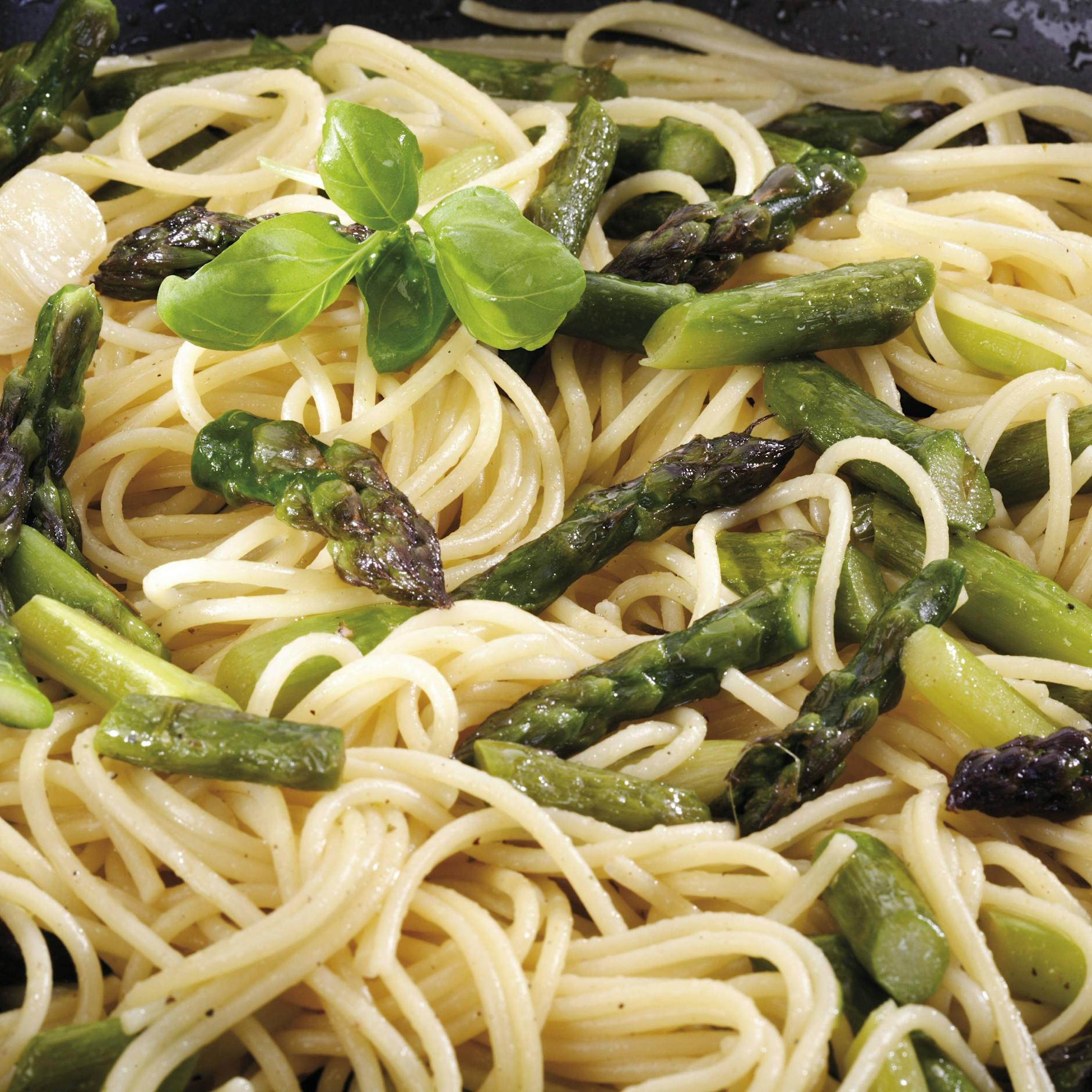 Spaghetti mit Spargel-Creme-Soße: Mit diesem einfachen Rezept kochen Sie das leckere Gericht zu Hause nach