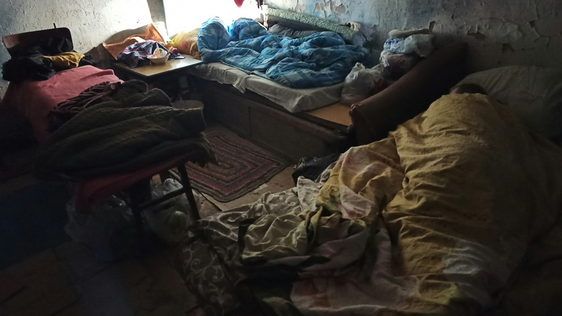 Menschen hausen vor allem in den Kellern der Stadt.