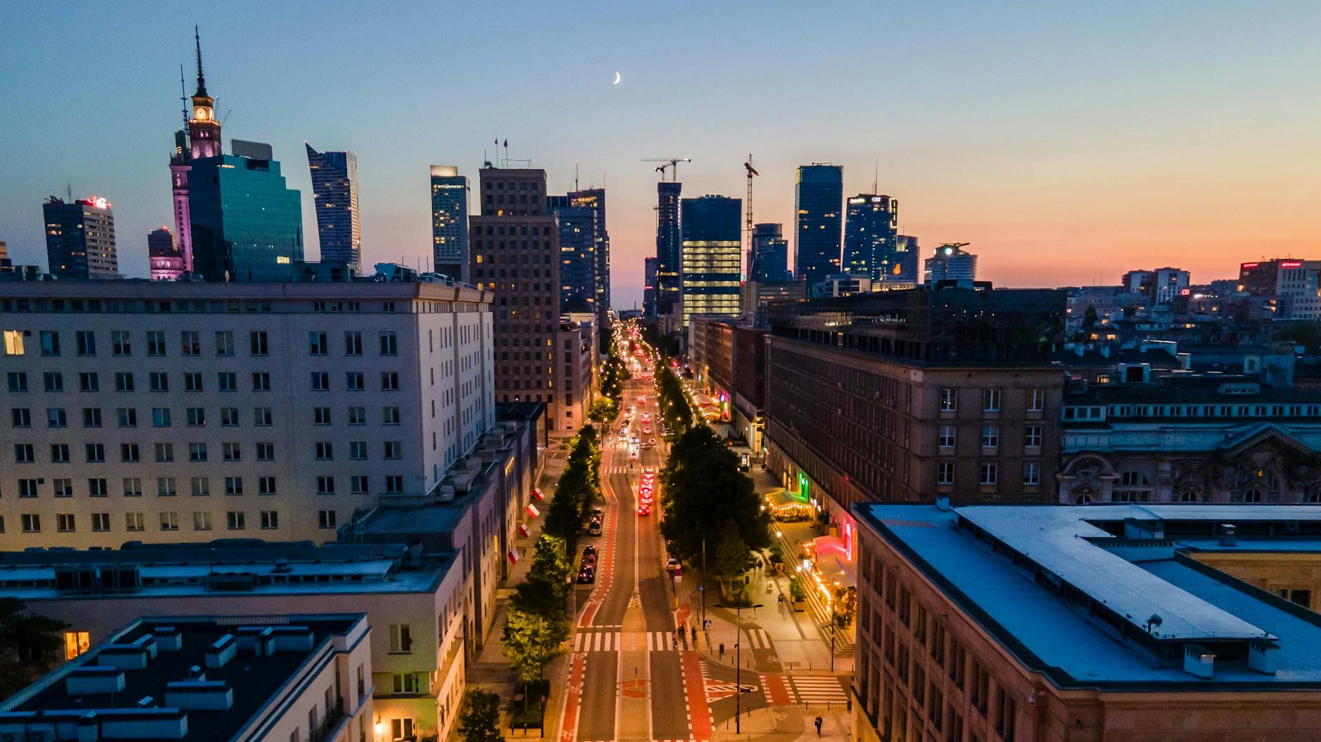 Stadt im Dunkeln, Warschau bei Nacht.