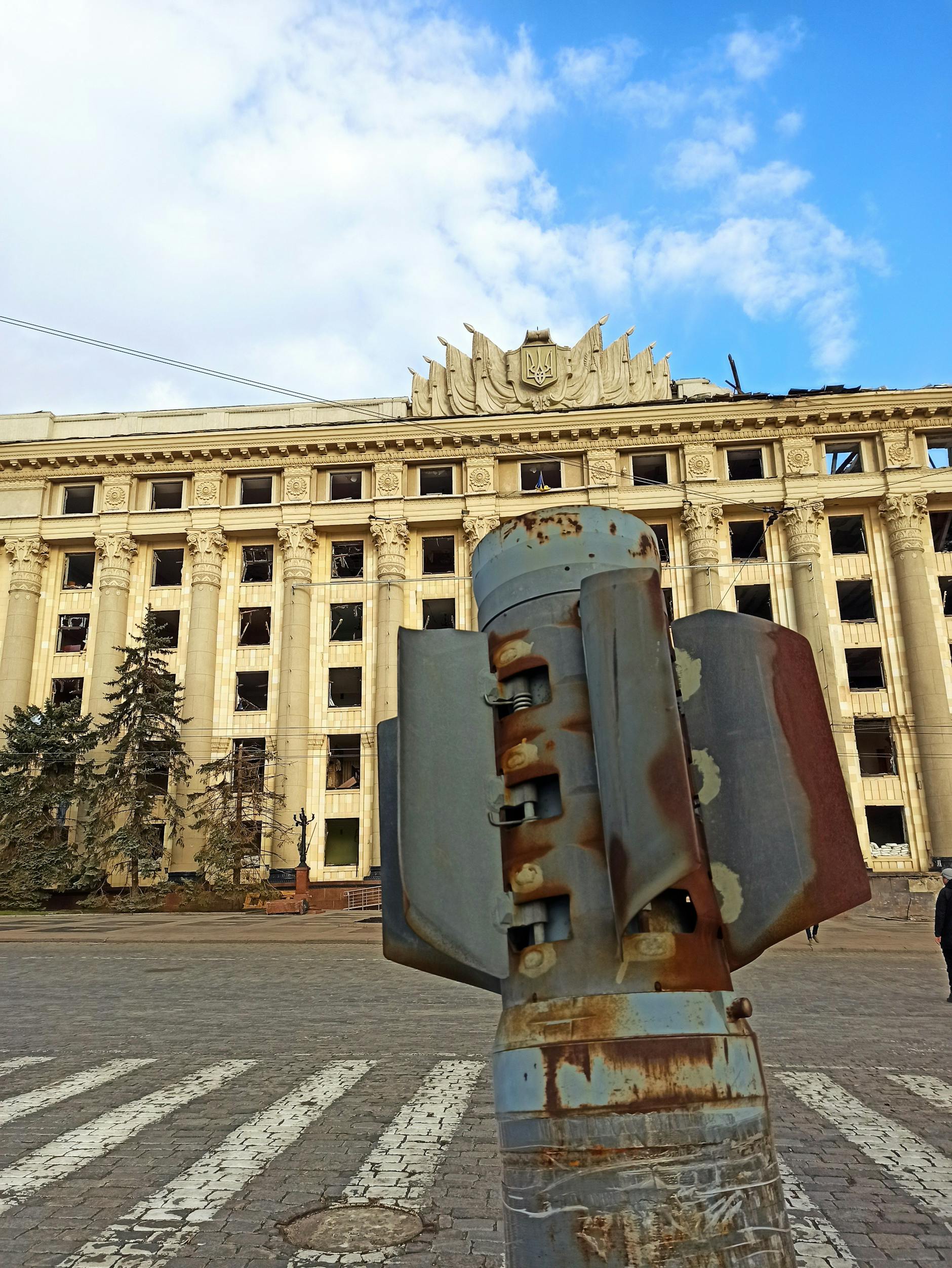 Auf das Gebäude der Regionalverwaltung erfolgte ein Raketenangriff, bei dem Dutzende Menschen starben. Mittlerweile ist das Areal beräumt. Das Gebäude jedoch ist eine Ruine.