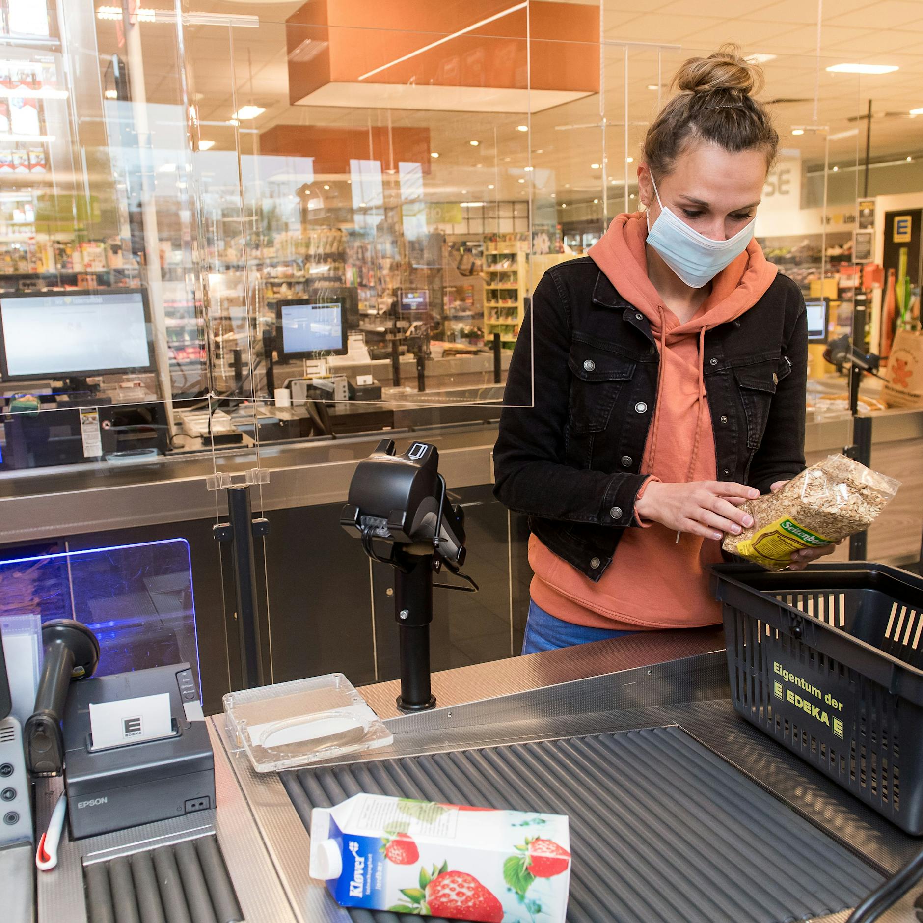 Begeht man wirklich Hausfriedensbruch, wenn man eine Maske trägt?
