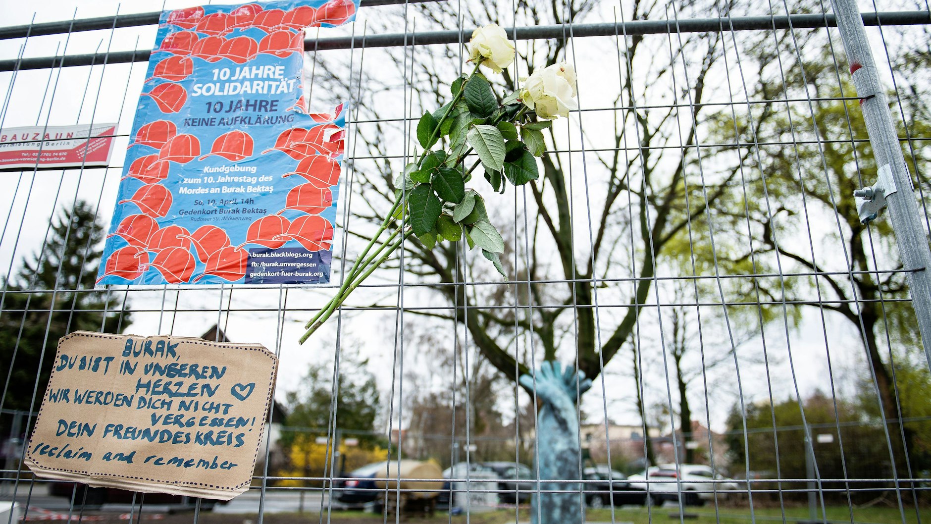 Der Gedenkort für Burak Bektaş wurde gerade gepflastert, deswegen steht noch ein Bauzaun um das Gelände.