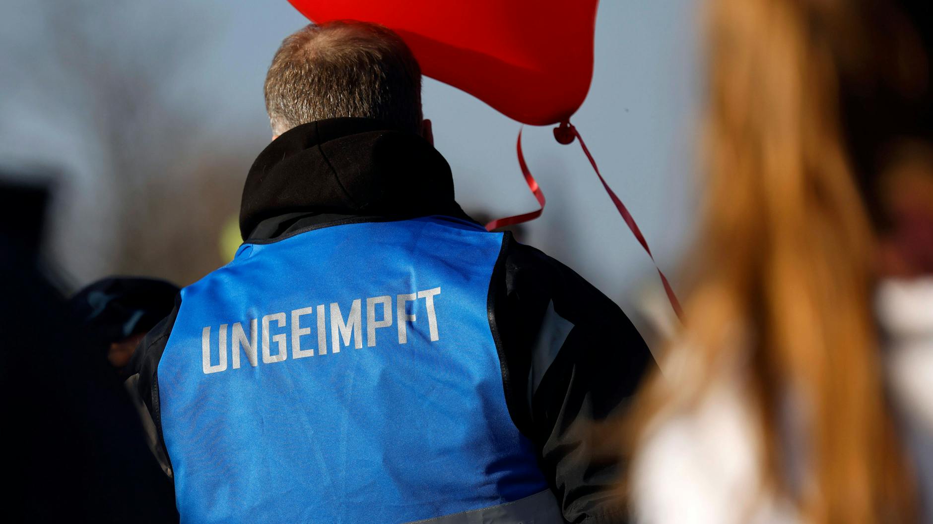 Ein Impfgegner auf einer Demonstration.