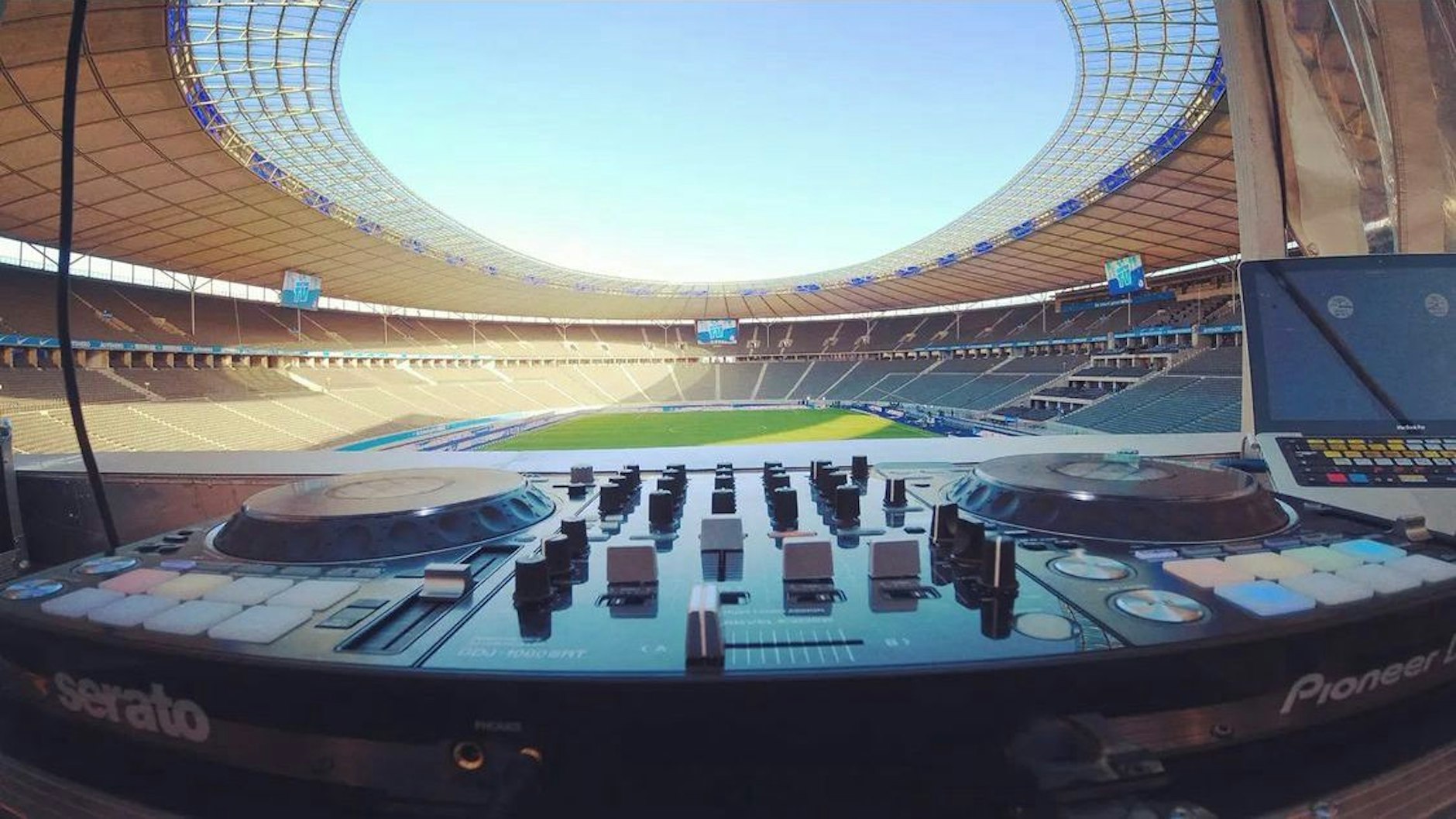 Kein übler Arbeitsplatz, oder? Bald wird DJ Ferry im Olympiastadion die Regler an den Anschlag ziehen. privat