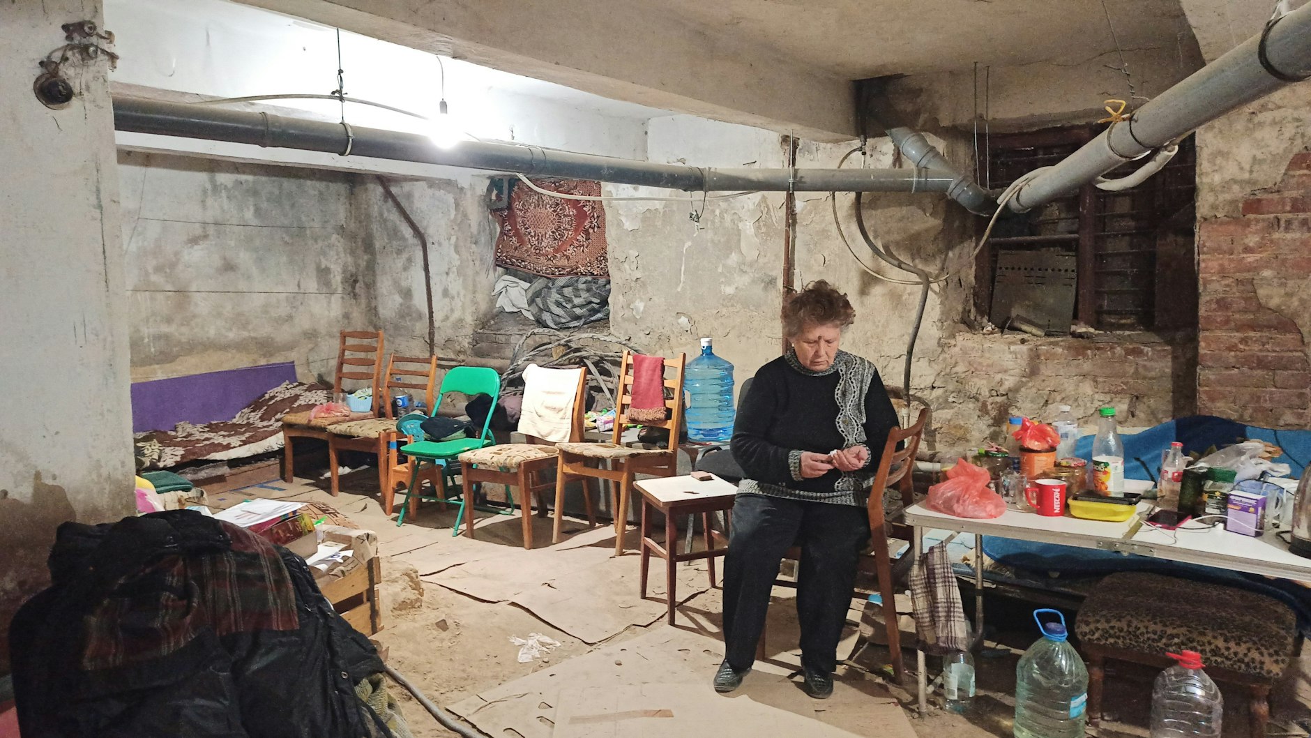 Die verbliebenen Einwohner leben größtenteils in den Kellern und der Metro der einstigen Millionenmetropole.