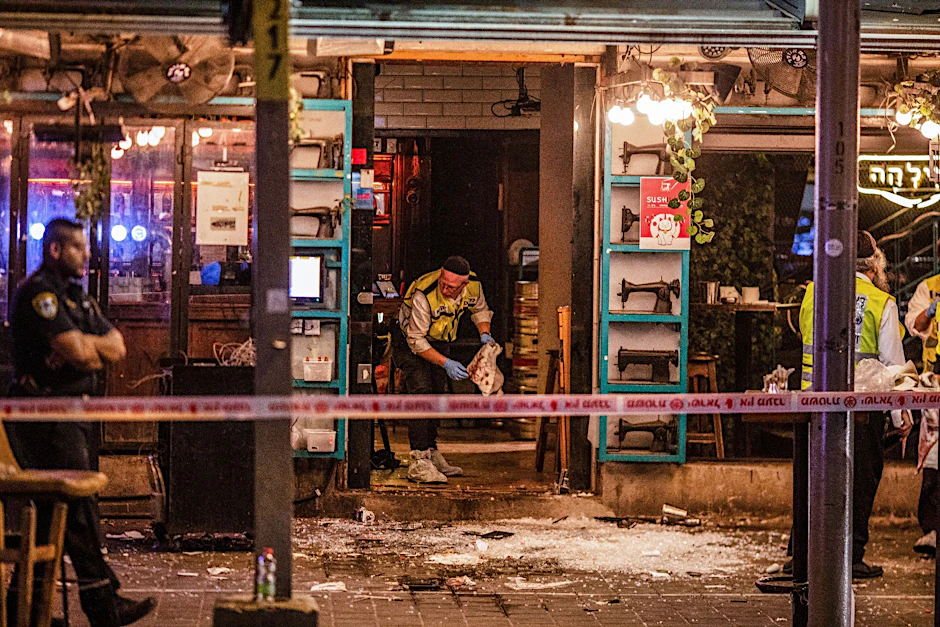 Israelische Sicherheitskräfte inspizieren den Ort eines Terroranschlags im Zentrum Tel Avivs.