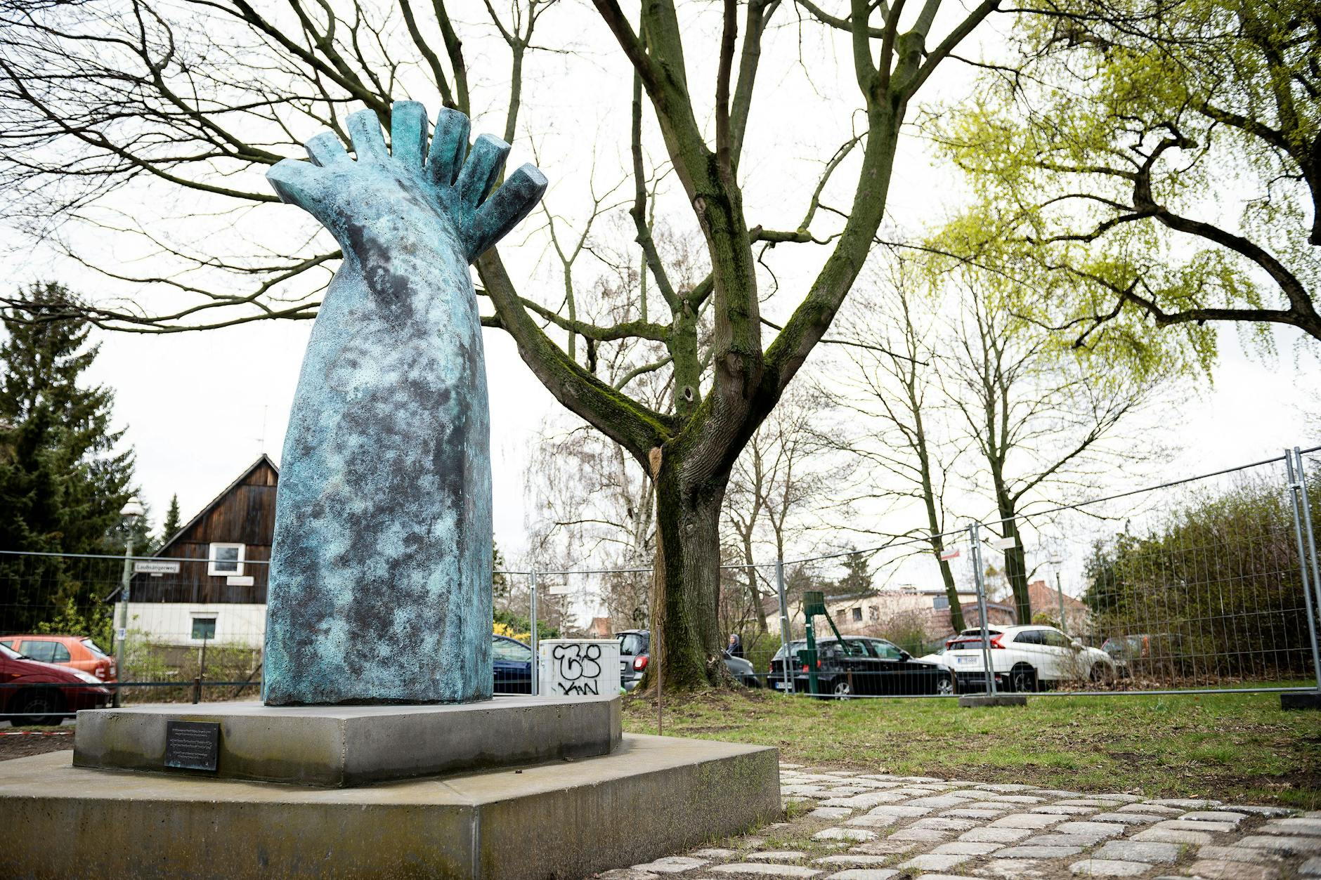 Die Skulptur erinnert an den ermordeten Burak Bektaş. Dort findet am Sonntag eine Gedenkveranstaltung statt.