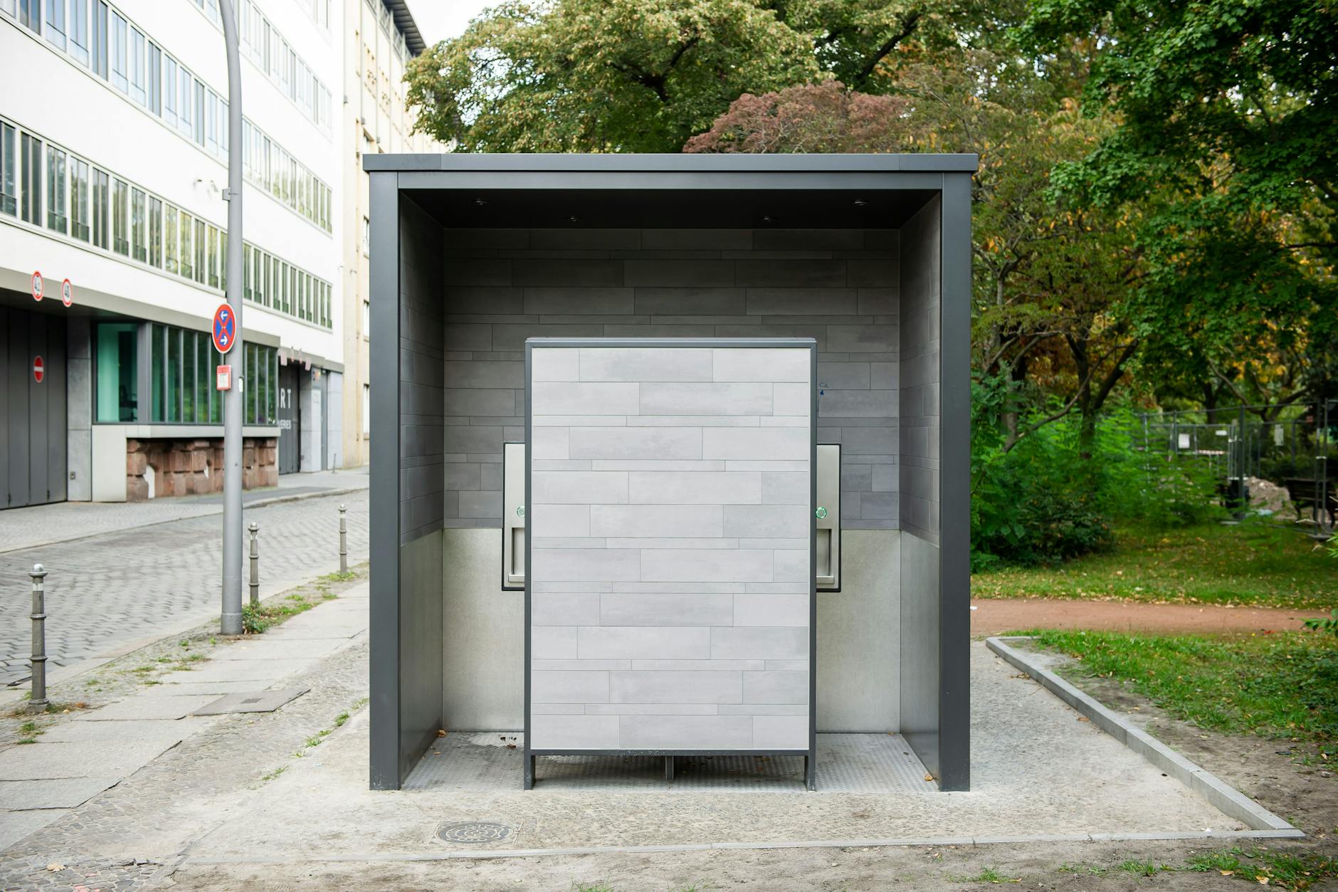 Solche Bezahltoiletten werden gern aufgebrochen. Ein paar Münzen hier, ein paar Münzen da - da kommt ganz schön was zusammen.