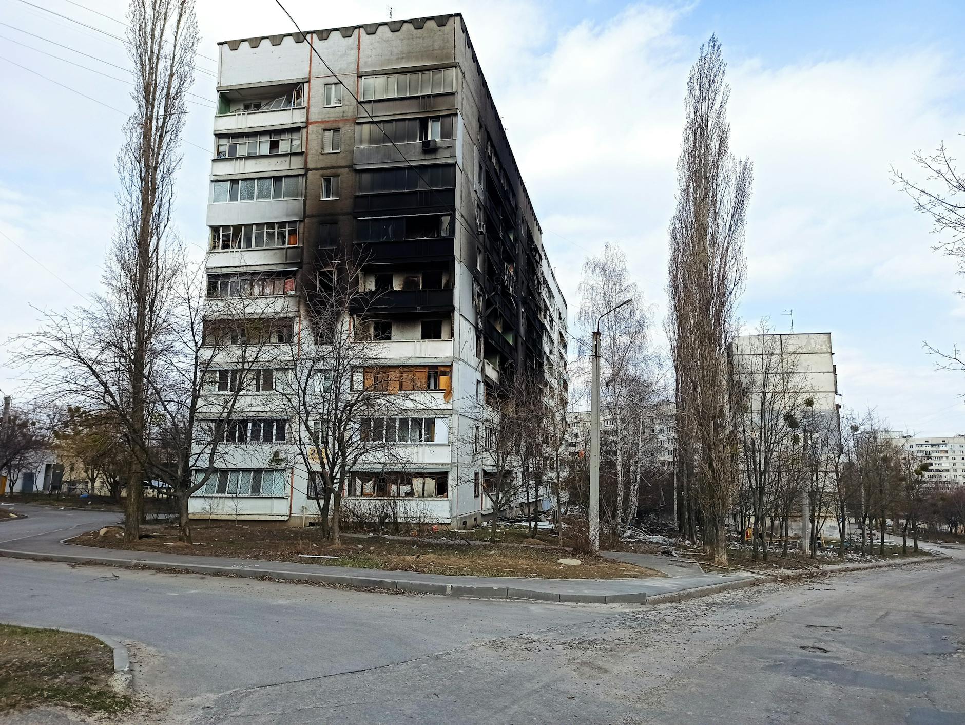 Besonders schwer betroffen ist der Stadtteil Saltiwka, in dem weiter gekämpft wird. Hier sind fast alle Häuser unbewohnbar.