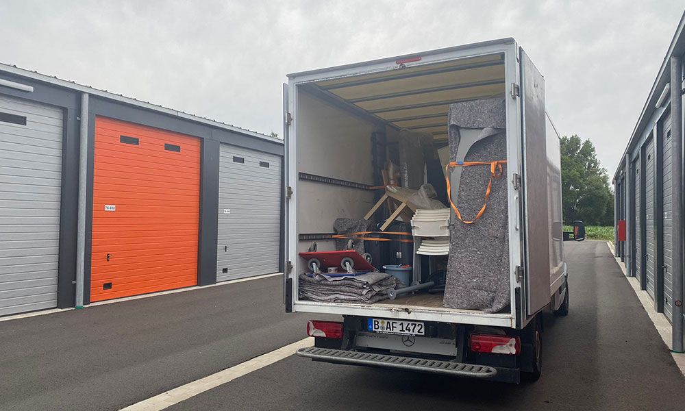 Image - Günstig umziehen mit Studenten Umzug aus Berlin | DE weit mit LKW und Fahrer