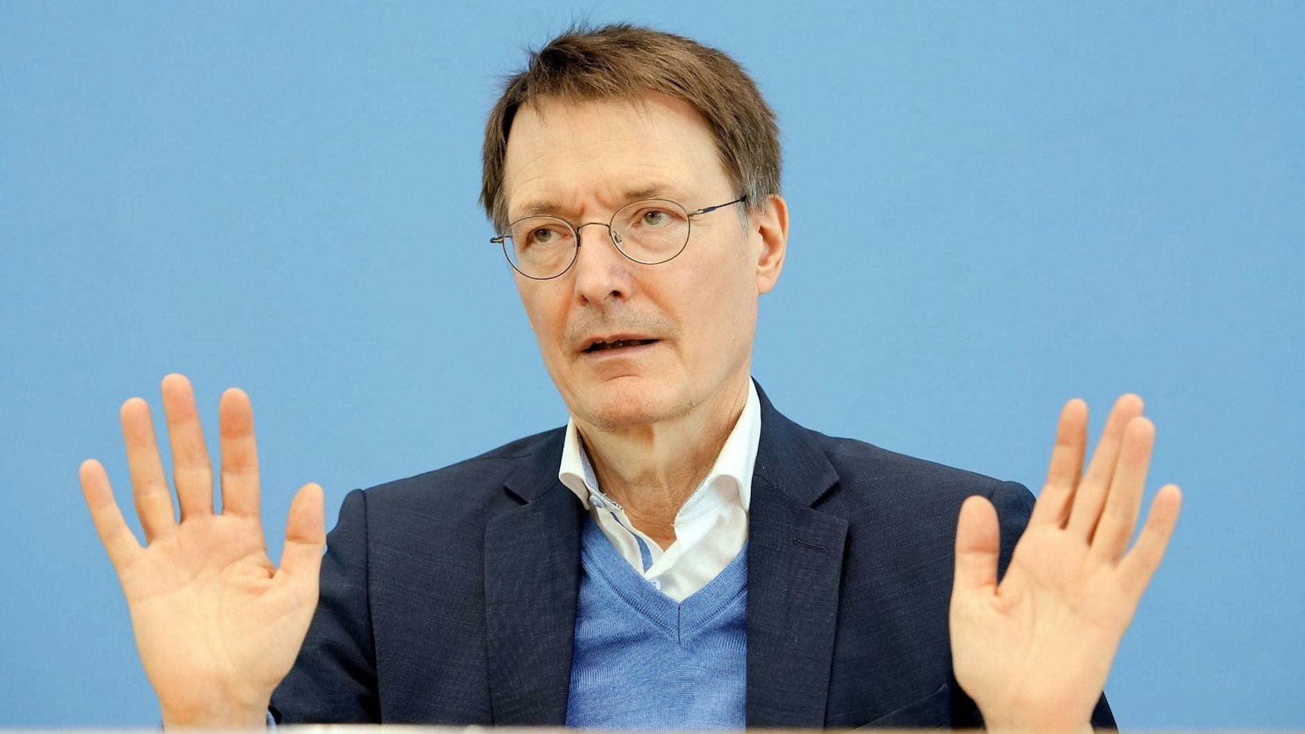 Karl Lauterbach kündigt die Rückkehr der Maskenpflicht an.