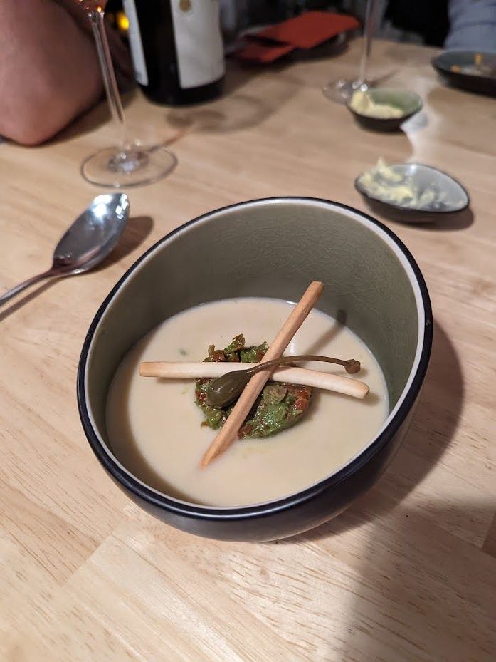 Die Parmesansuppe: Kräftiger Geschmack, und zusammen mit einem Chardonnay richtig gut.