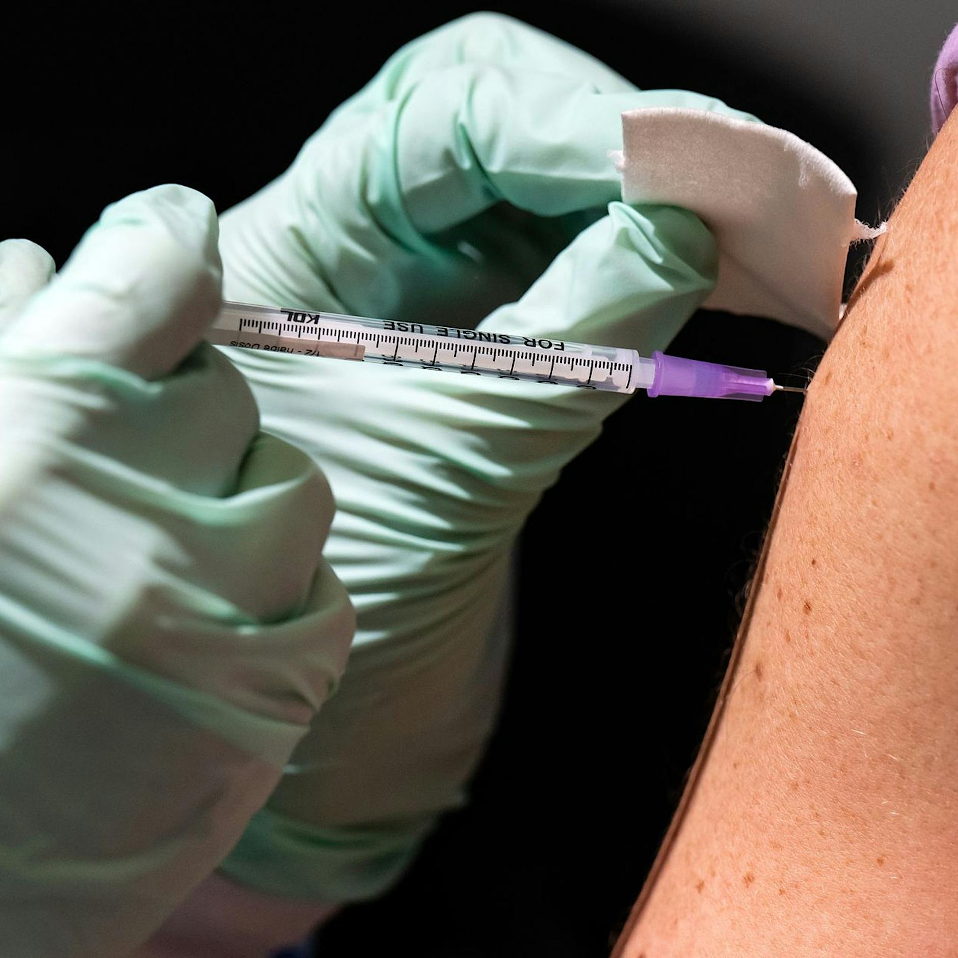 Dreifach-Geimpfte sind bei Omikron-Infektion weniger ansteckend