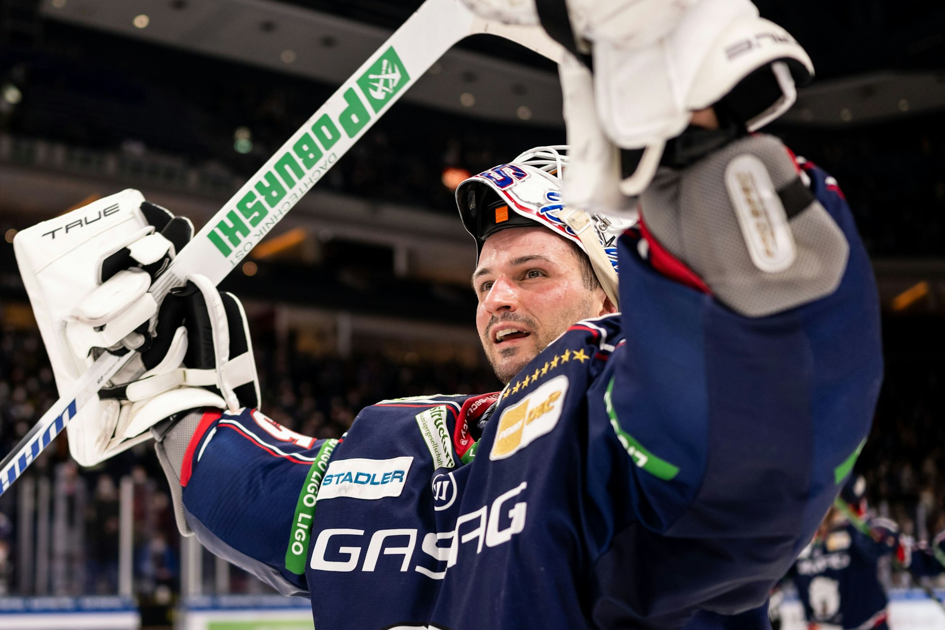 Wenn Torwart-Hexer Mathias Niederberger in dieser Saison noch neunmal über einen Sieg jubeln kann, haben die Eisbären ihren Titel verteidigt.