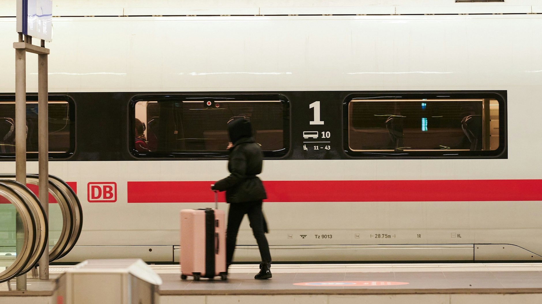 Stopp im Berliner Hauptbahnhof: Ein ICE nach Hamburg steht abfahrbereit am Gleis.