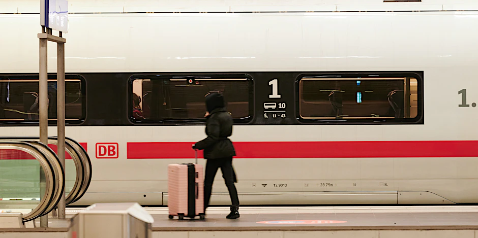 Stopp im Berliner Hauptbahnhof: Ein ICE nach Hamburg steht abfahrbereit am Gleis.