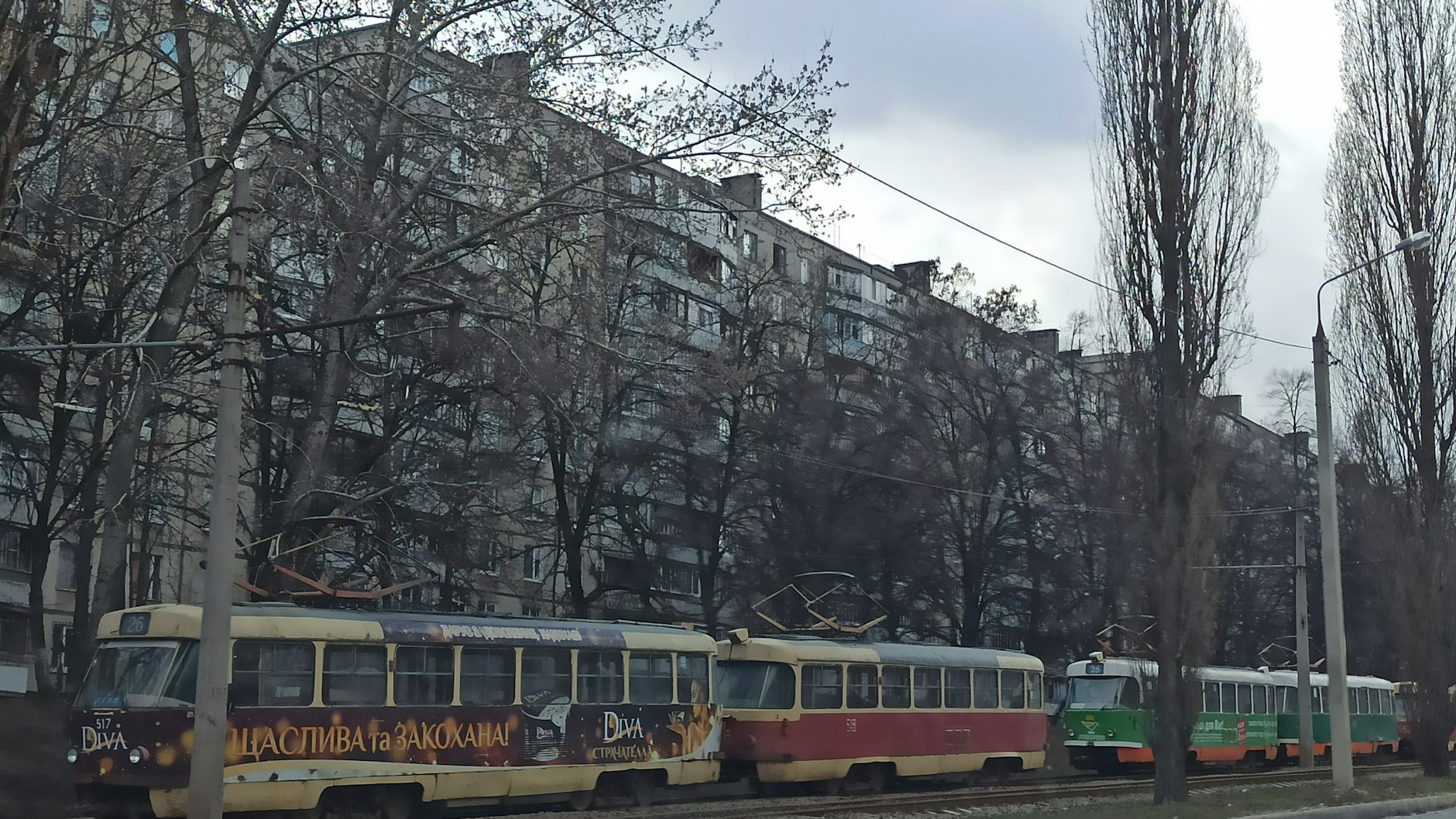 Im Bezirk Saltiwka finden weiter Kämpfe statt. Der Nahverkehr steht still. 