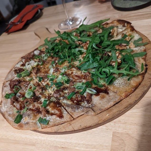 Wer es etwas bodenständiger mag, kann auch den Flammkuchen probieren.
