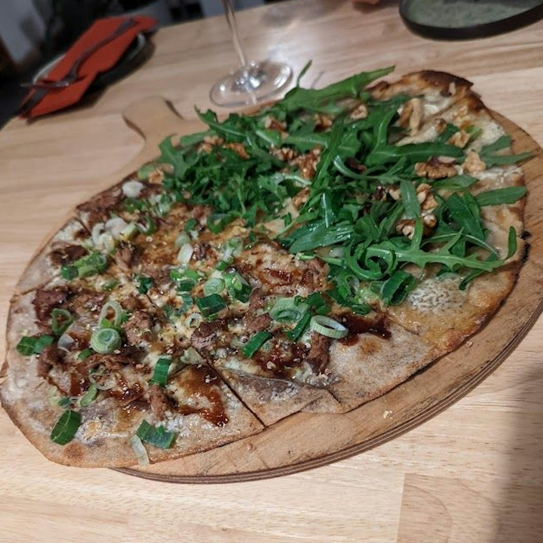 Wer es etwas bodenständiger mag, kann auch den Flammkuchen probieren.