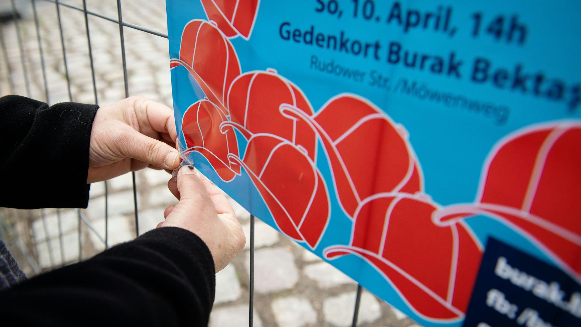 Das Plakat mit dem Aufruf zur Gedenkveranstaltung zeigt das rote Basecap, dass Burak so gerne trug.
