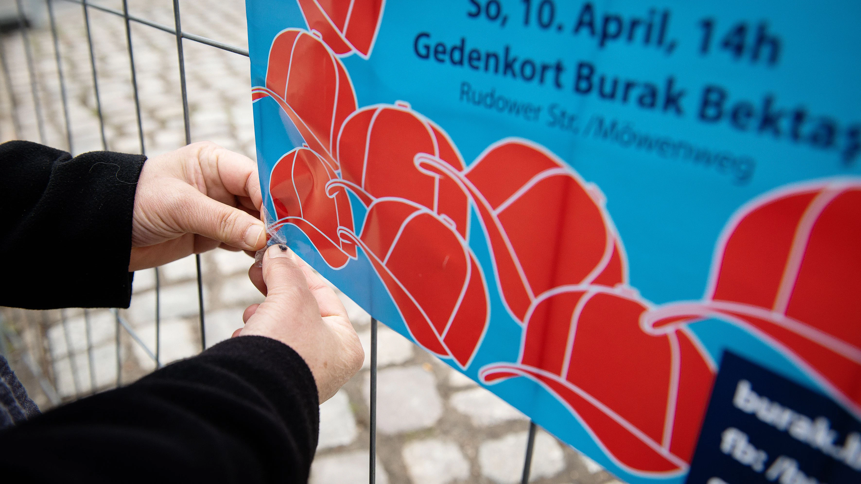 Das Plakat mit dem Aufruf zur Gedenkveranstaltung zeigt das rote Basecap, dass Burak so gerne trug.