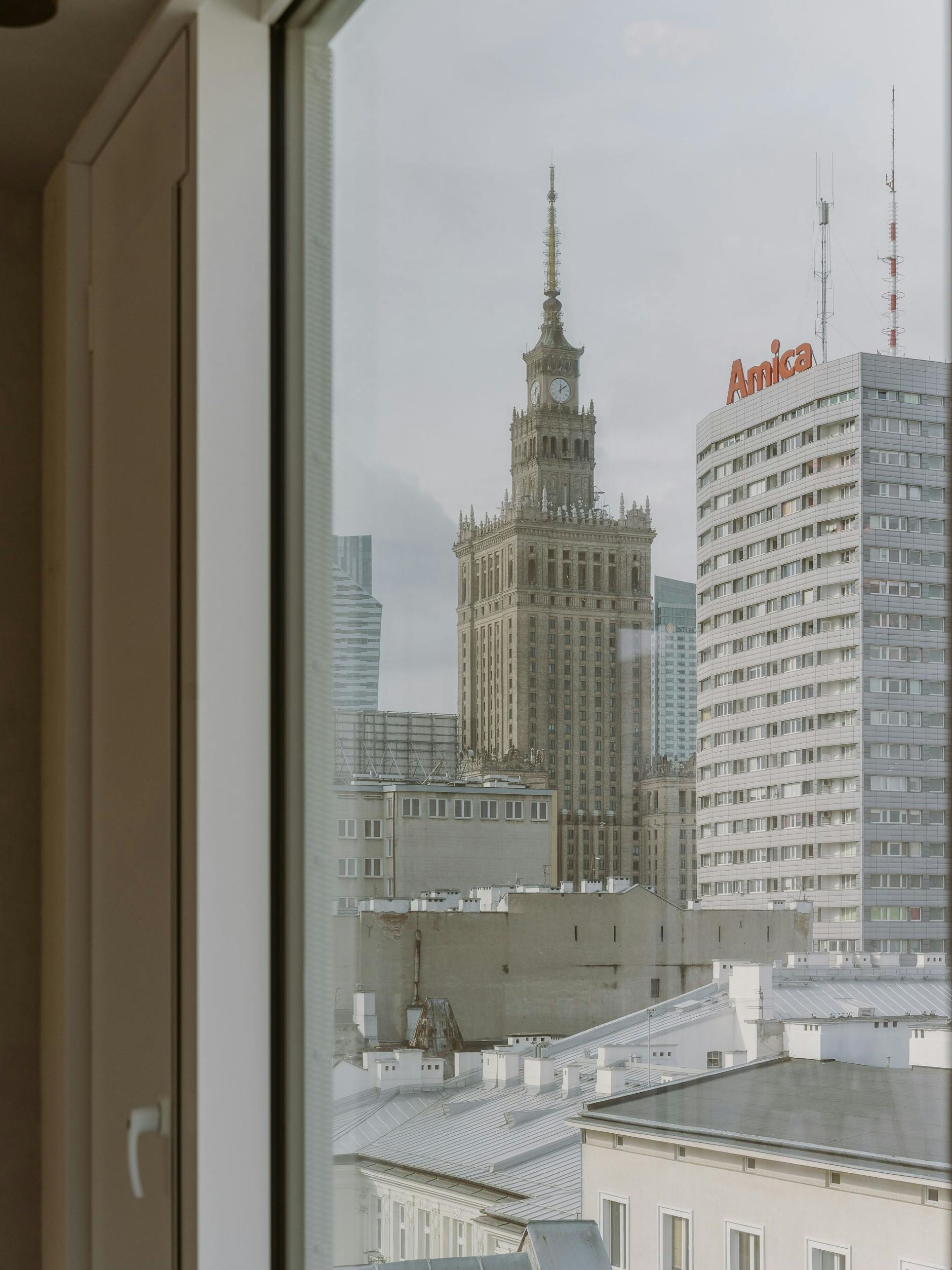 Zimmerausblick auf den Kulturpalast im Hotel Puro