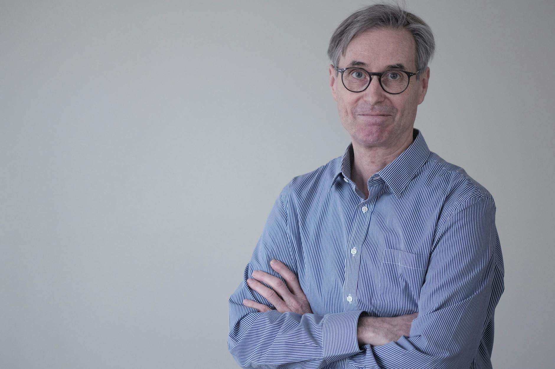 Christian Schwager fixiert seinen rechten Arm durch unverdächtiges Verschränken.