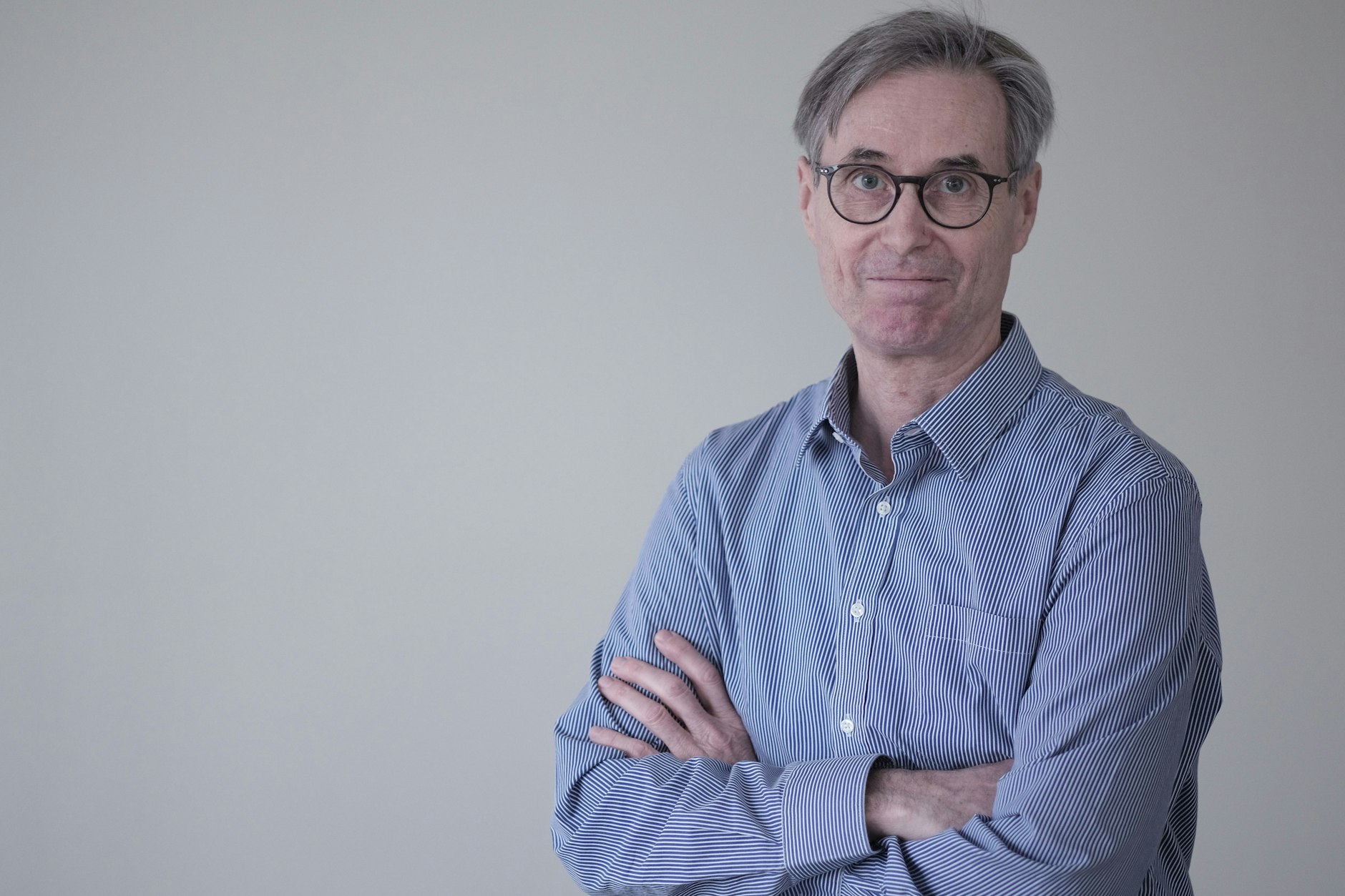 Christian Schwager fixiert seinen rechten Arm durch unverdächtiges Verschränken.