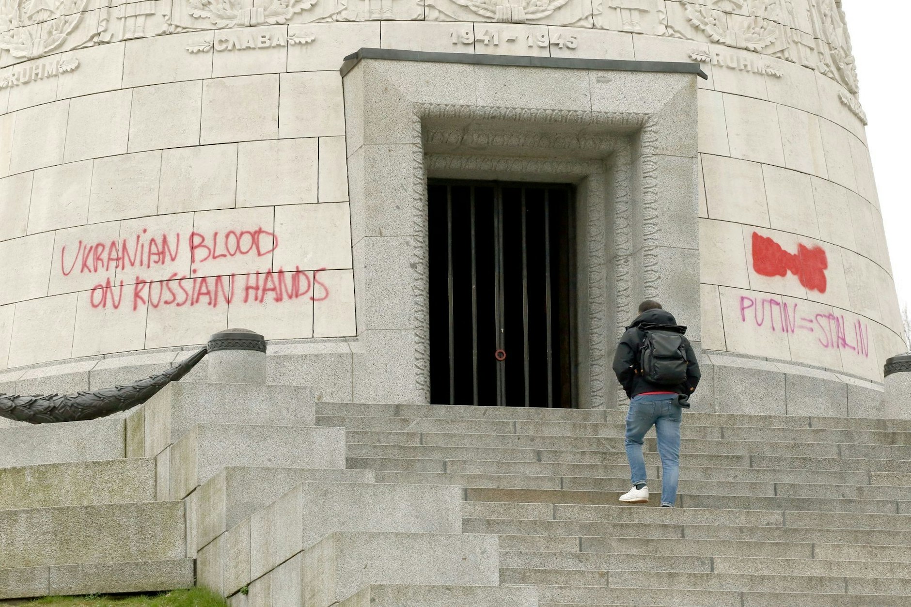 „Putin = Stalin“: Graffiti-Attacke auf das Sowjetische Ehrenmal in Treptow.