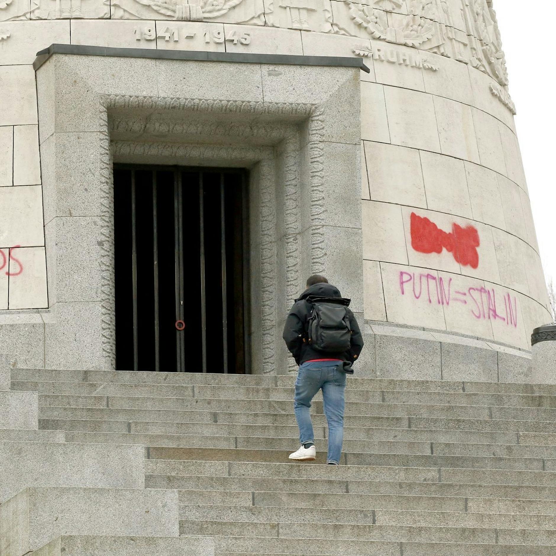 Mit Rechtschreibfehler: Farbanschlag auf Sowjetisches Ehrenmal in Treptow