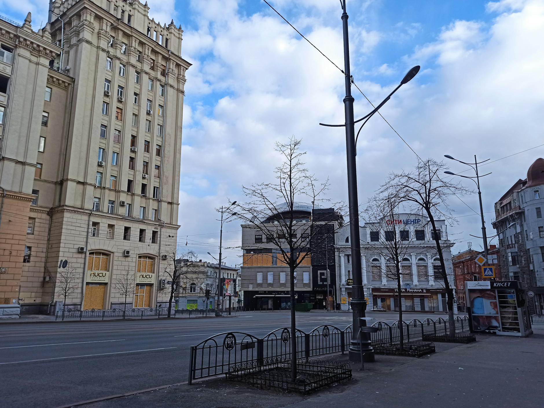Die Fenster der meisten Gebäude wurden verbarrikadiert, soweit sich dies noch gelohnt hat.
