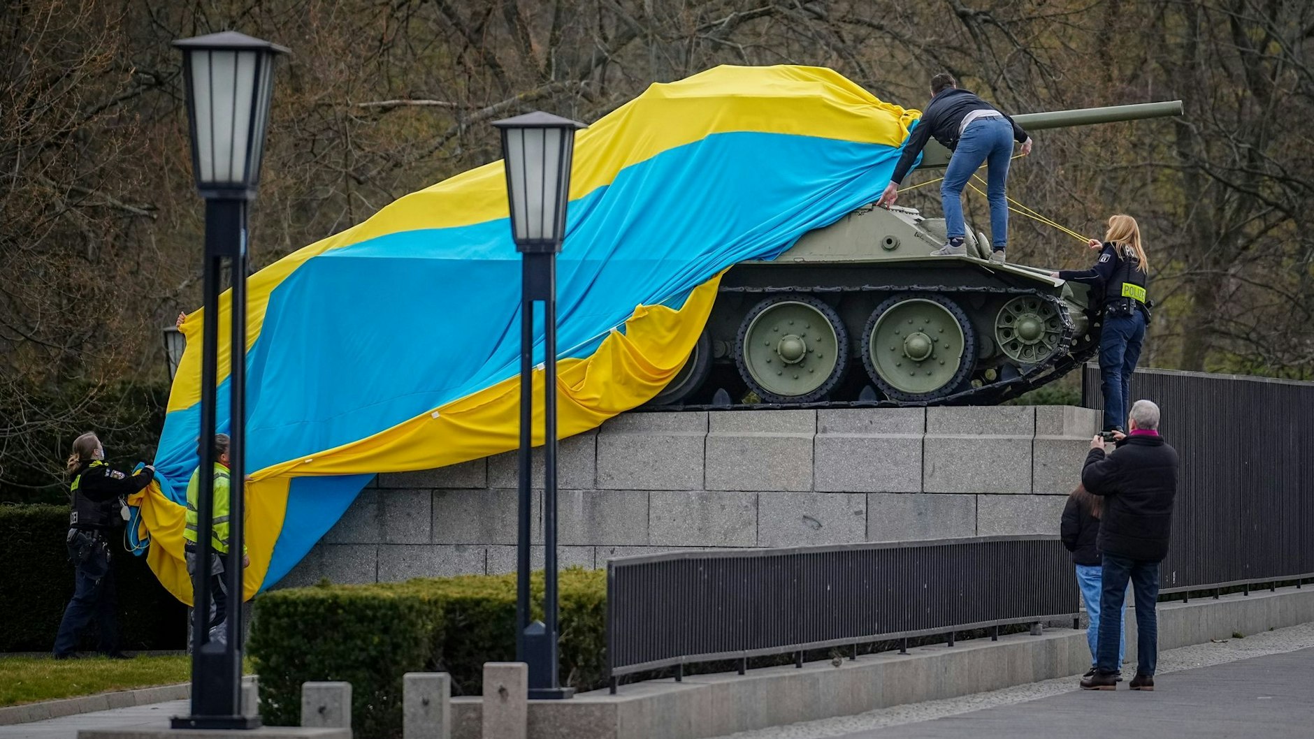 Am 30. März wurden von Unbekannten die Panzer am Sowjetischen Ehrenmal im Tiergarten mit ukrainischen Flaggen verhüllt.