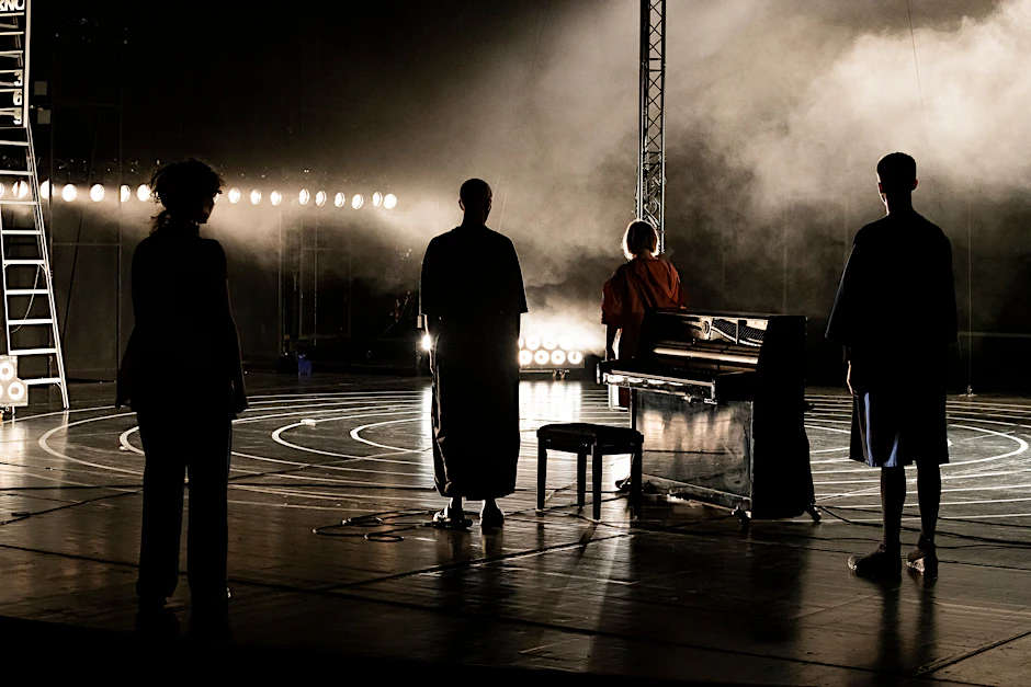 „Das neue Leben. Where do we go from here“ von Christopher Rüping eröffnet das diesjährige Theatertreffen im Mai.