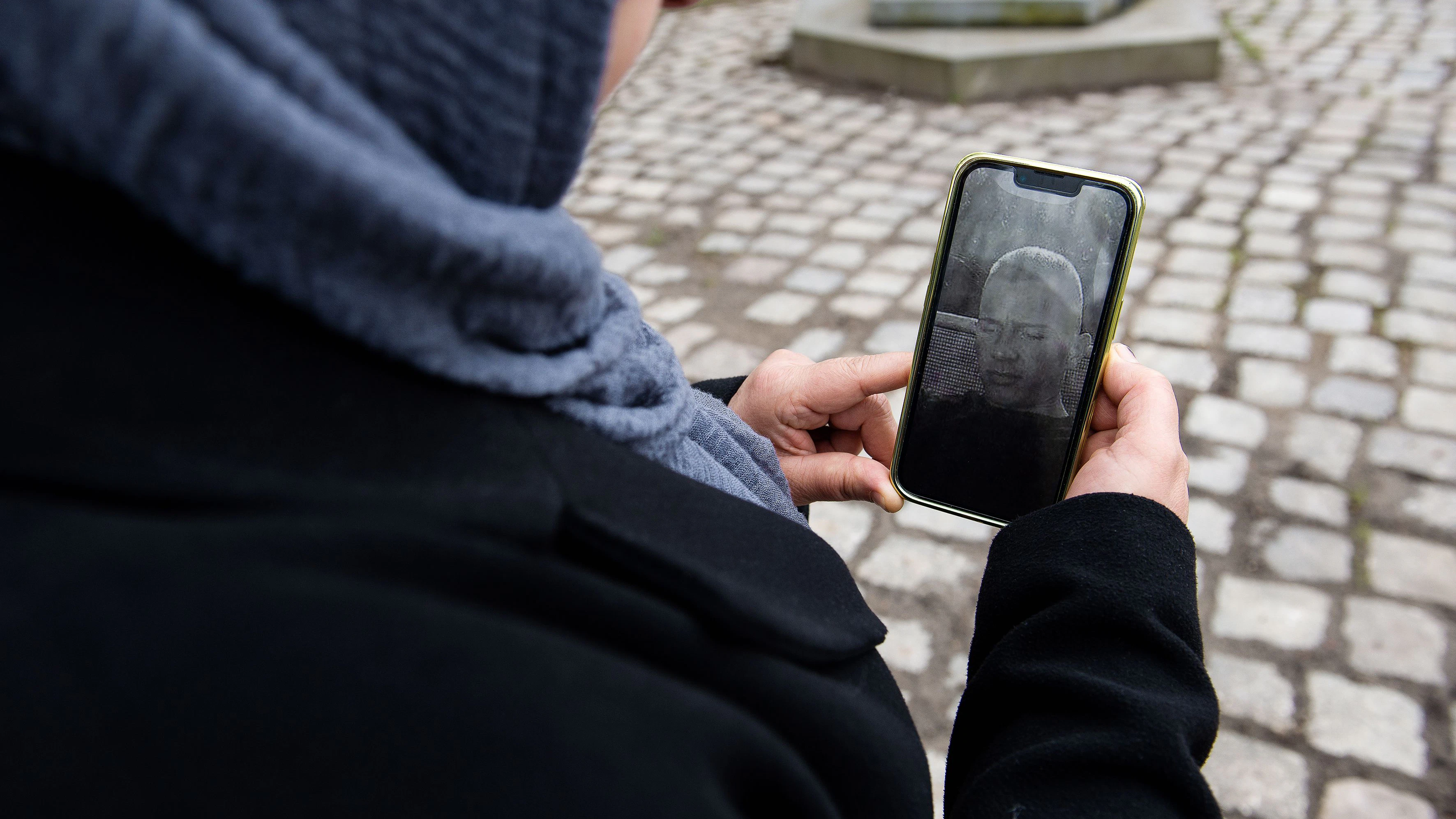 Melek&nbsp;Bektaş zeigt Fotos ihres Sohnes, die sie in ihrem Handy gespeichert hat.