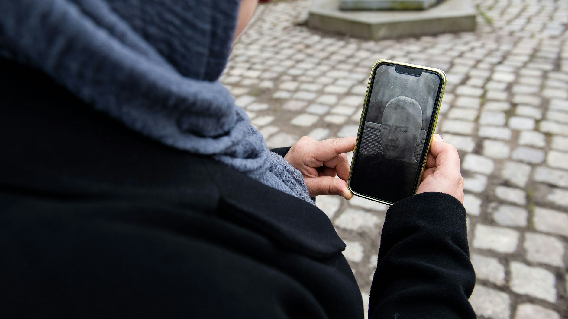 Melek Bektaş zeigt Fotos ihres Sohnes, die sie in ihrem Handy gespeichert hat.