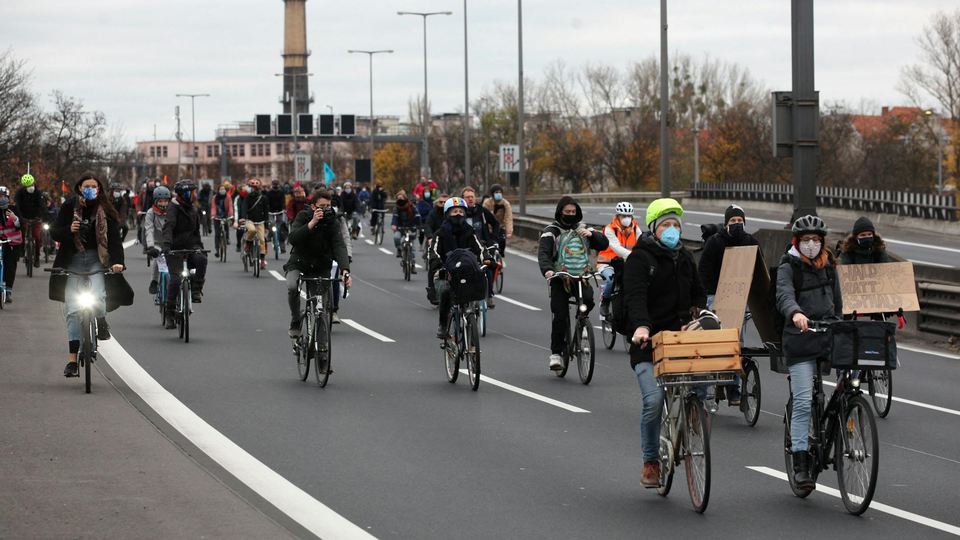 Fahrraddemo auf der A100. Immer wieder ist die Stadtautobahn Schauplatz von Protestaktionen.