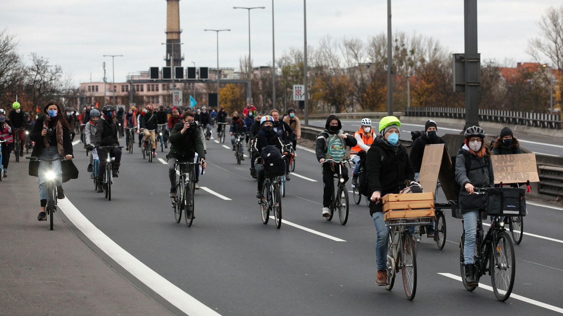 Fahrraddemo auf der A100. Immer wieder ist die Stadtautobahn Schauplatz von Protestaktionen.