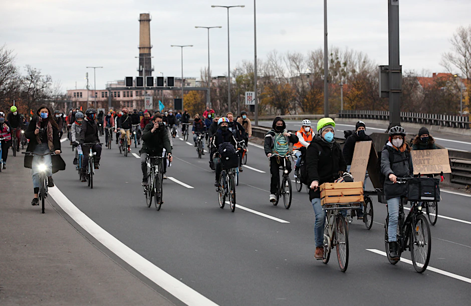 Fahrraddemo auf der A100. Immer wieder ist die Stadtautobahn Schauplatz von Protestaktionen.