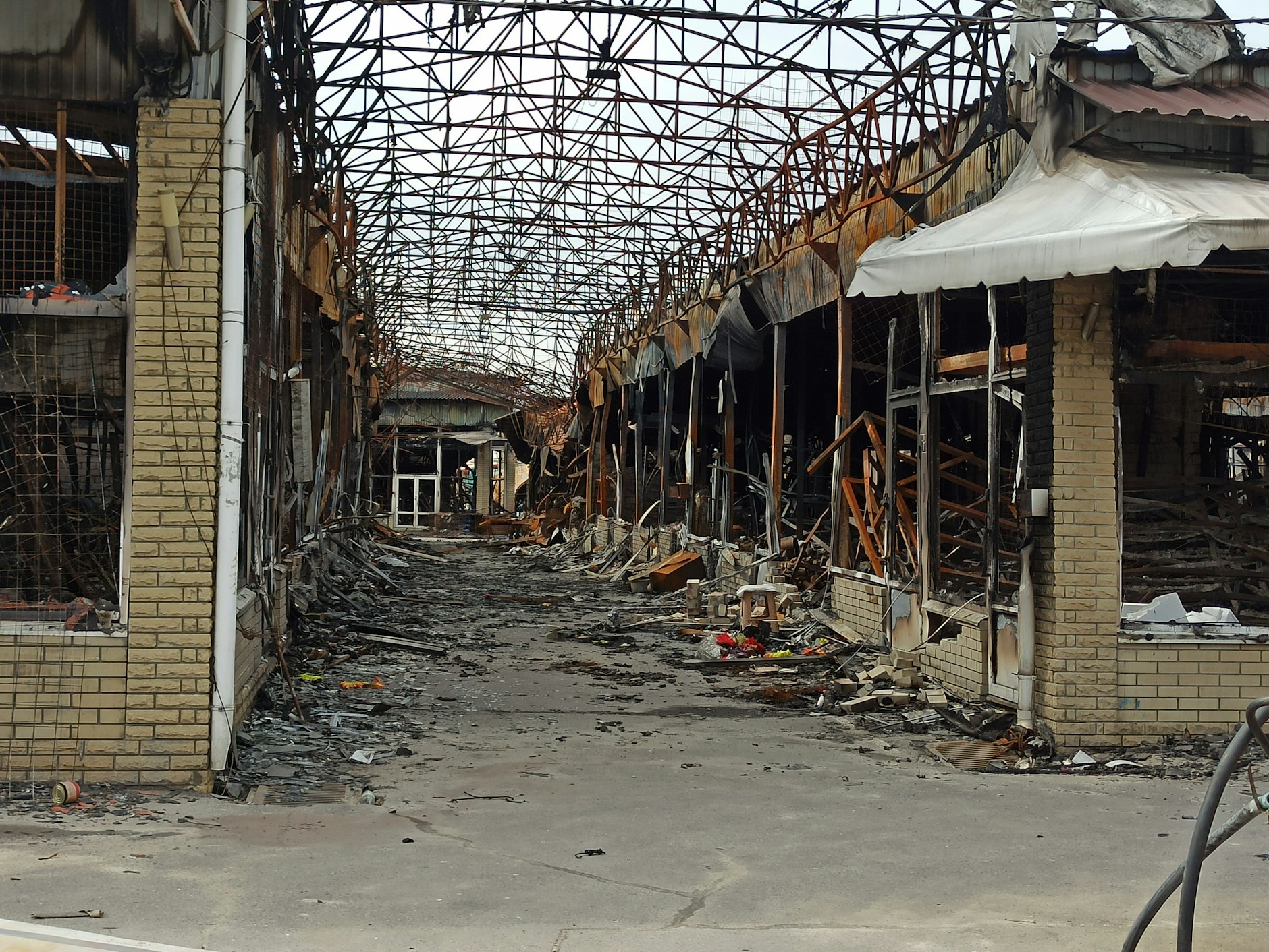 Auch die Märkte der Stadt wurden zerstört. Eine Versorgung der Bevölkerung ist damit noch schwieriger. Viele Einwohner haben jedoch kaum noch Geld, um sich Lebensmittel zu kaufen und sind auf Hilfsgüter angewiesen.