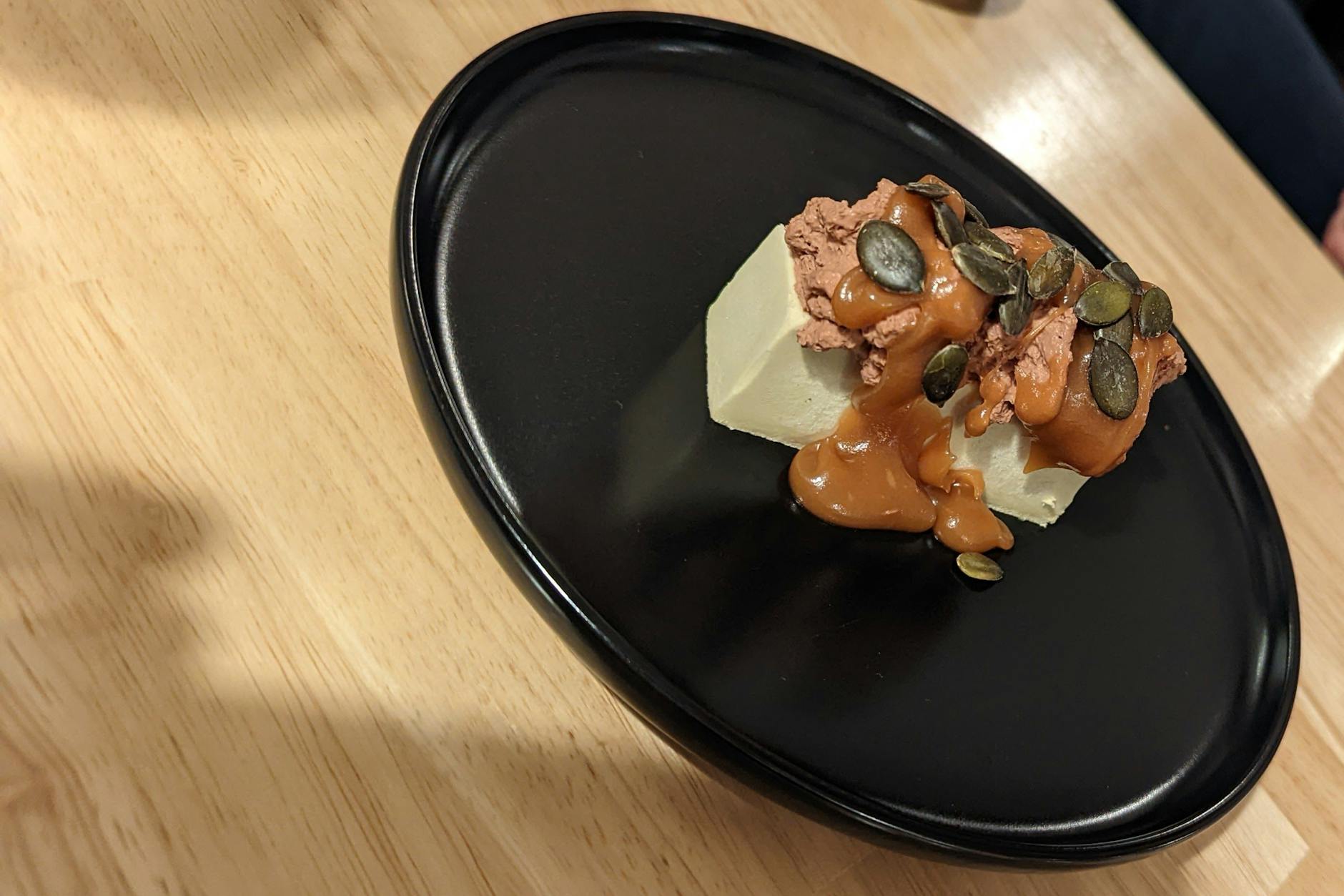 Auch die Desserts sind nicht zu verachten: Wie hier das Kürbiskern-Parfait mit flüssigem Karamell.