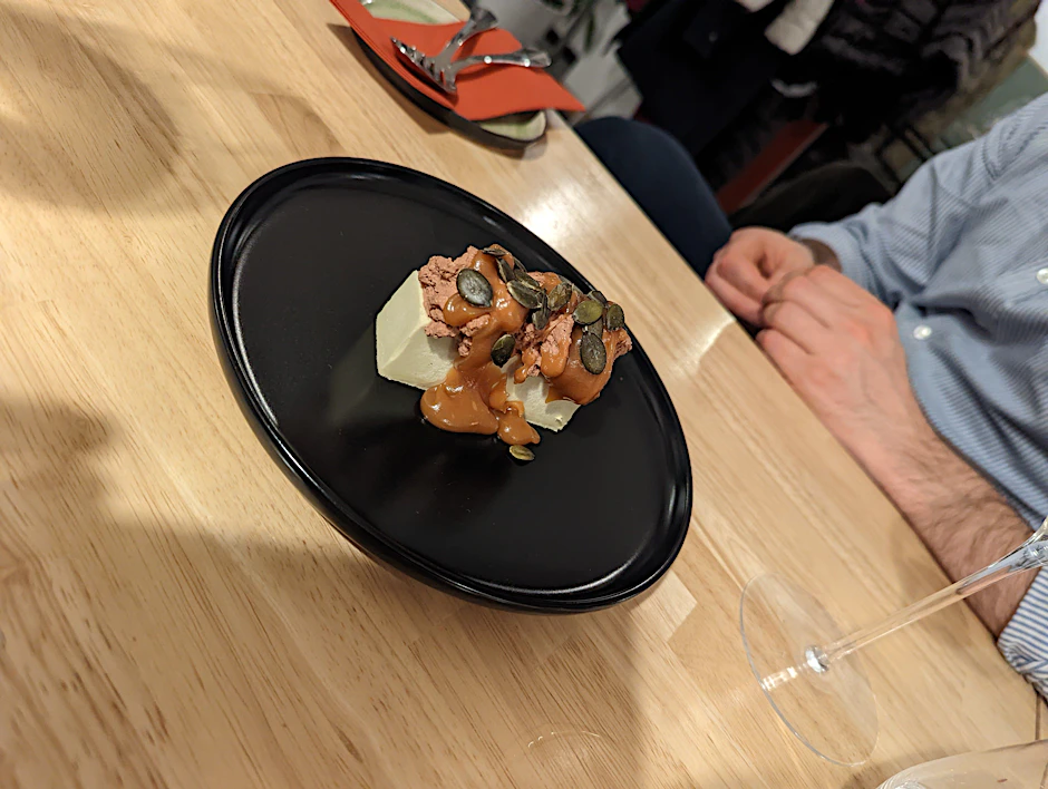 Auch die Desserts sind nicht zu verachten: Wie hier das Kürbiskern-Parfait mit flüssigem Karamell.