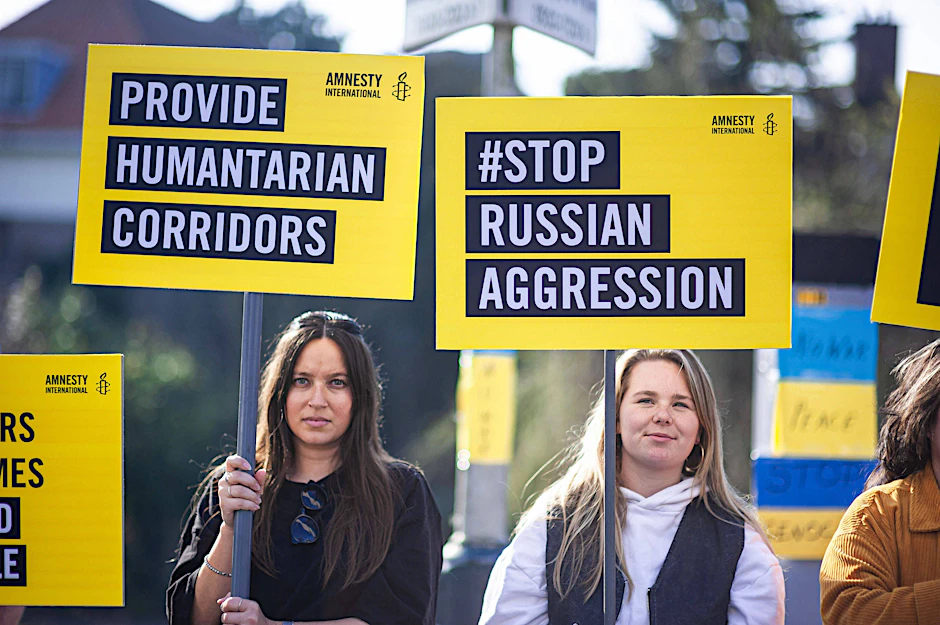 Protest mit Schildern von Amnesty International gegen den russischen Krieg in der Ukraine (Symbolbild).