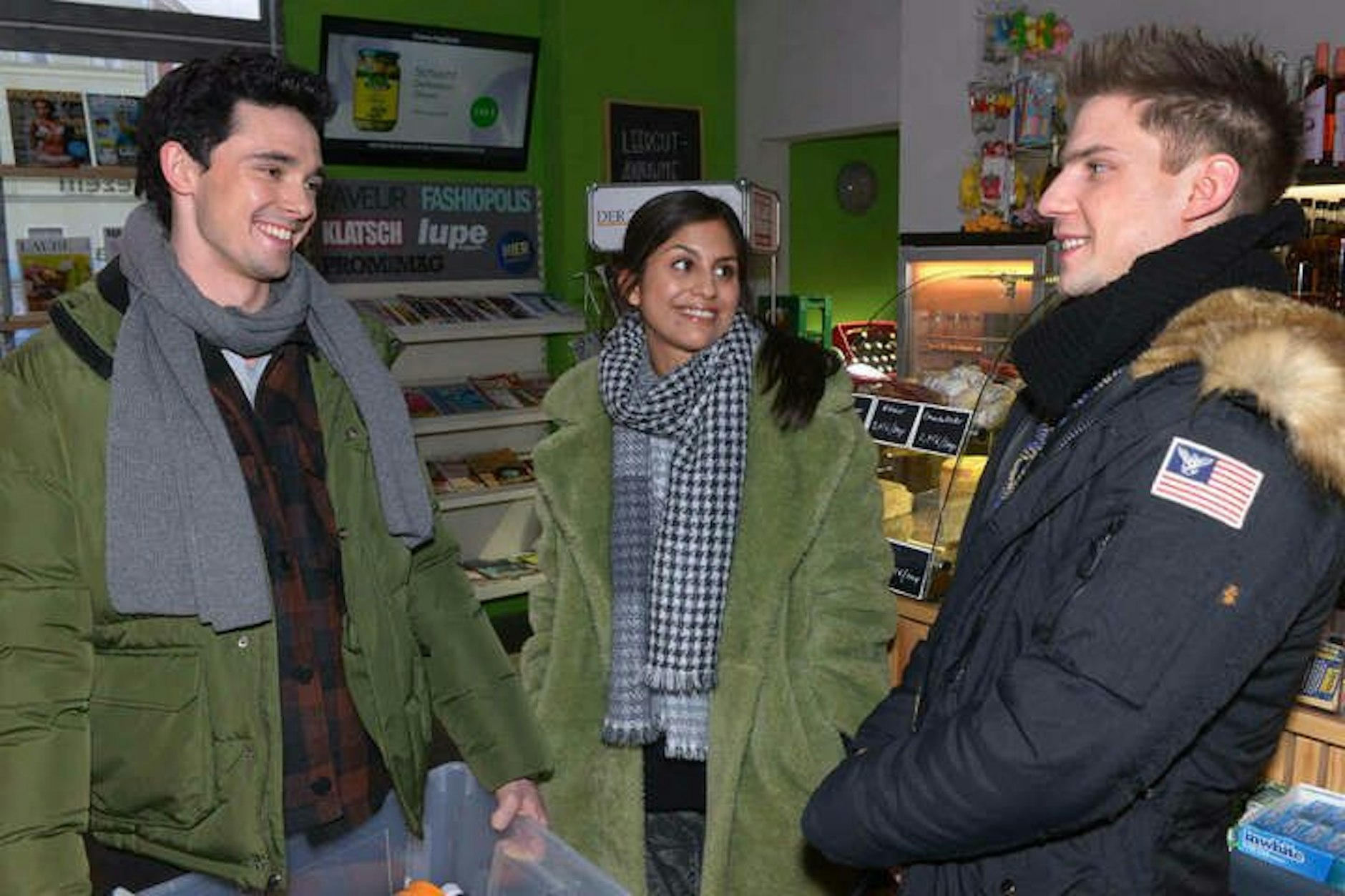 Eine Szene aus GZSZ: Luis (Marc Weimann), Miriam (Sara Fuchs) und Moritz (Lennart Borchert) sind ein Throuple.