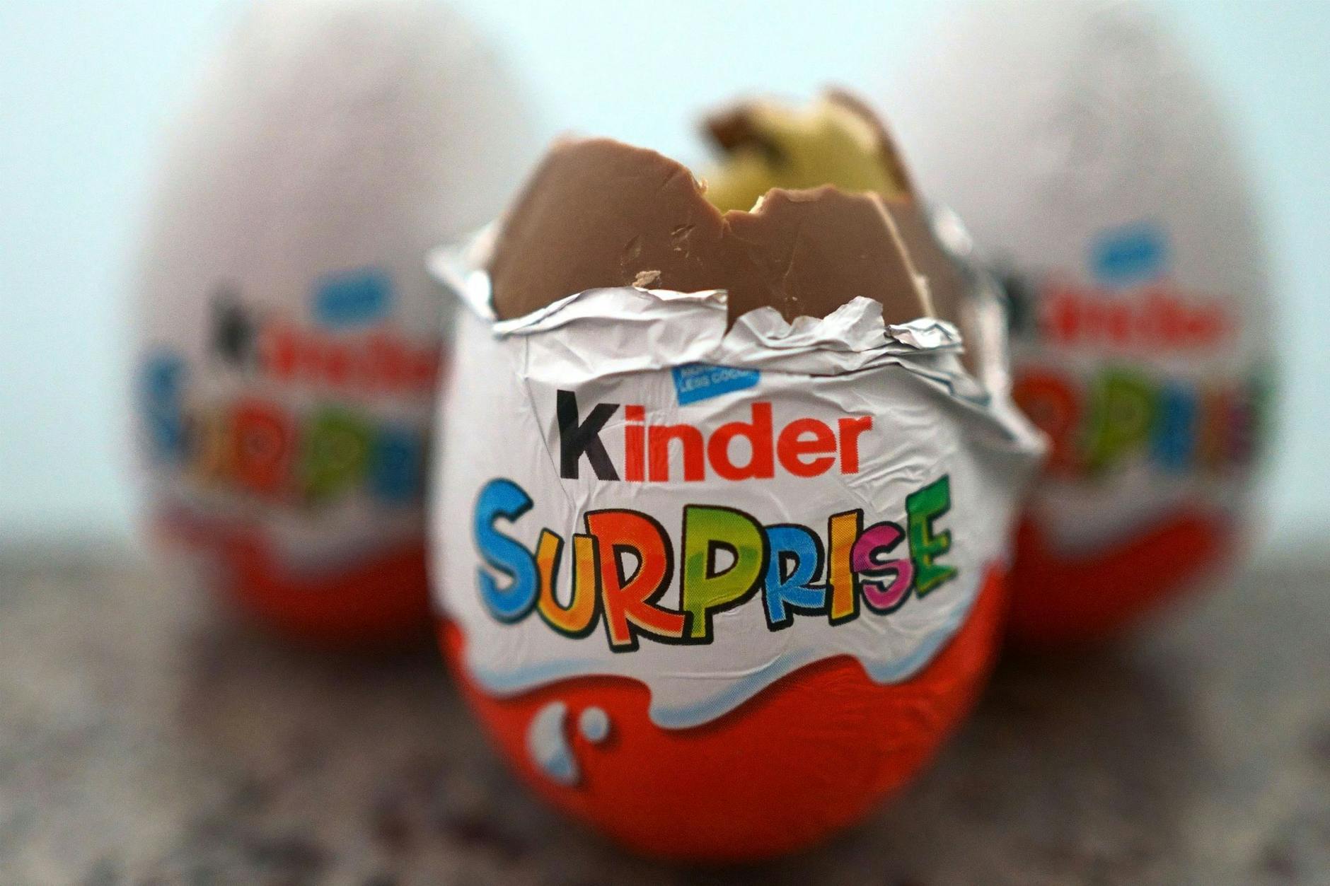 Drei britische Exemplare der Kinder-Überraschungseier von Ferrero. Ein Dreijähriger lag nach dem Verzehr eine Woche im Krankenhaus.