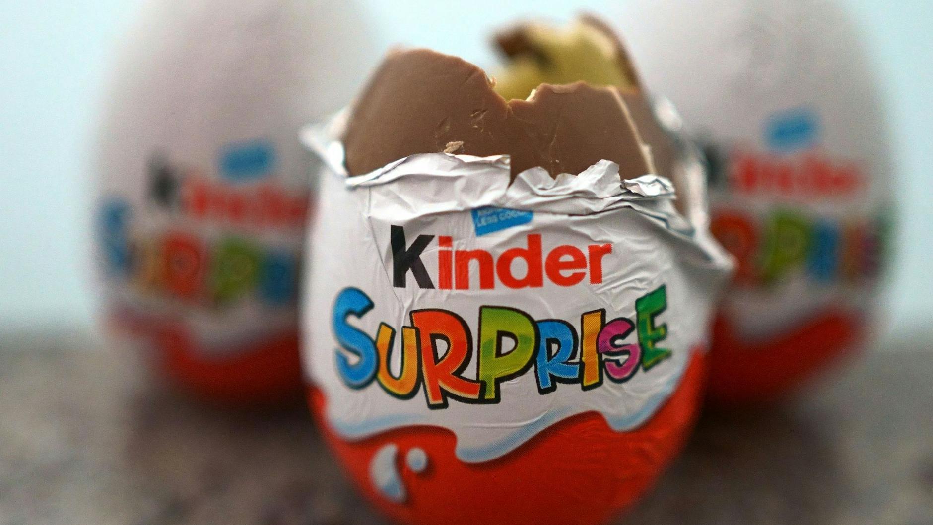 Drei britische Varianten der Kinder-Überraschungseier von Ferrero. Die beliebte Süßigkeit ist ebenfalls vom Rückruf betroffen.